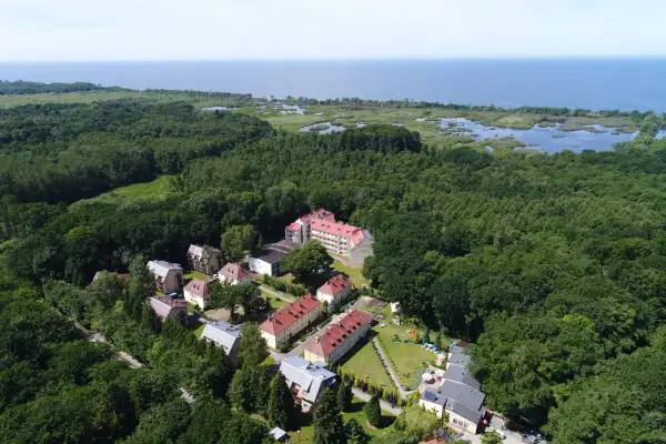 Sanatorium Podczele Kołobrzeg cennik: malowniczy kompleks budynków wśród zieleni, blisko morza i jezior. Idealne miejsce na wypoczynek.