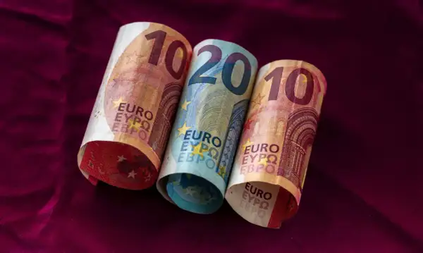 Dwa banknoty po 10 euro i jeden 20 euro, symbolizujące walutę Łotwy.