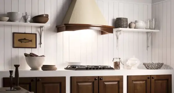 Encantadoras cocinas rústicas modernas con campana de madera, estantes blancos y detalles en madera oscura.