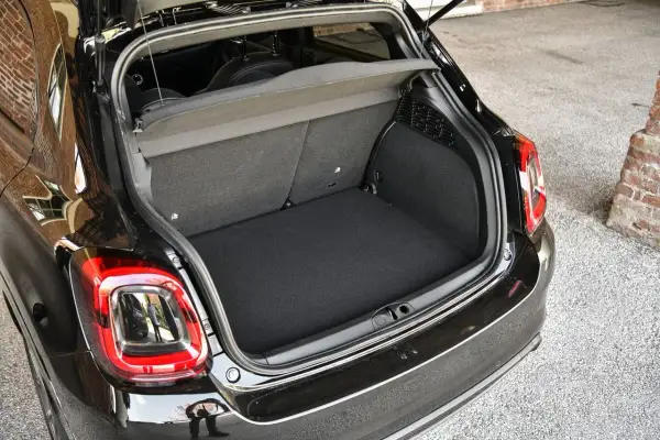 Coffre ouvert d'une Fiat 500X noire, prêt à accueillir vos bagages pour une escapade.