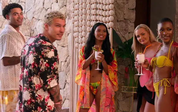 Fünf junge Leute, die sich auf eine Party vorbereiten, sind in dieser Szene aus "Perfect Match Staffel 2" zu sehen.