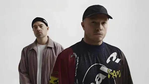 Dwóch mężczyzn w czapkach, jeden w sztruksowej kurtce, drugi w bluzie z napisem "Is this dream". Czy to zapowiedź problem koncertów 2025?