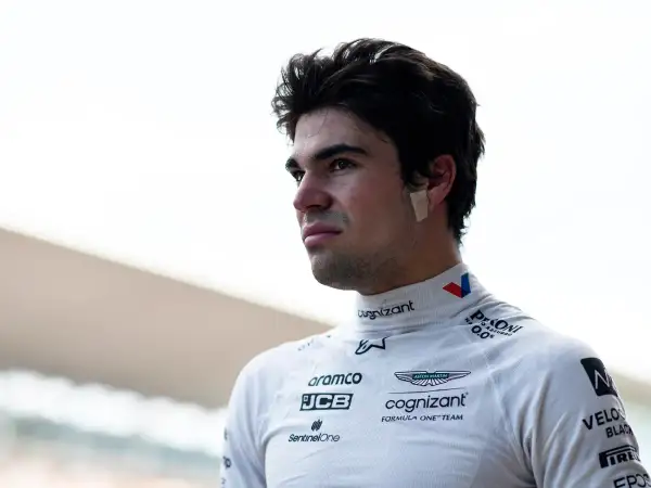 Lance Stroll, piloto de Aston Martin, con una tirita en la oreja, mira al horizonte con determinación.