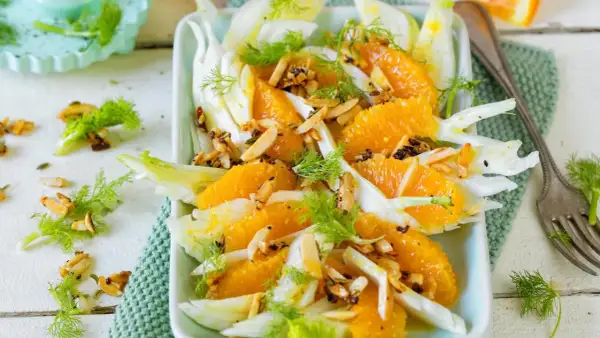 Erfrischender orangen fenchel salat mit gerösteten Mandeln und Dill. Ein leichter Genuss für warme Tage.