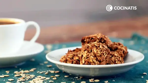 Galletas de avena y canela, perfectas para tu receta galletas sin azucar. Acompañadas de una taza de café.