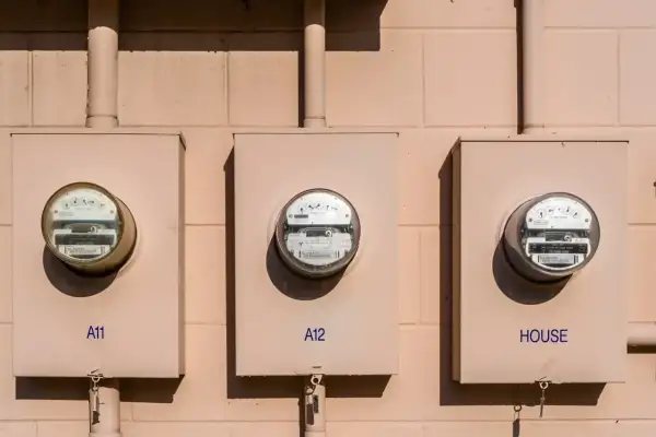 Trzy liczniki energii elektrycznej na ścianie. Jeden z nich, oznaczony "HOUSE", może służyć jako dodatkowy licznik do fotowoltaiki.