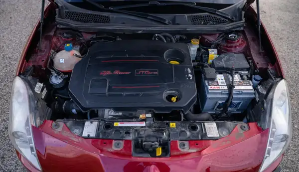 Silnik JTDm w czerwonym Alfa Romeo Giulietta. Wiele osób szuka alfa romeo giulietta opinie, ten silnik to serce auta.