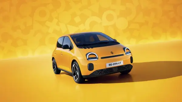 Nowy, żółty Renault Twingo z okrągłymi światłami i zabawnym tłem.