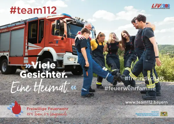 Feuerwehr mitgliederwerbung ideen: Eine Gruppe lacht und tanzt vor einem Feuerwehrauto. Sie zeigen, dass die Feuerwehr eine #feuerwehrfamilie ist.