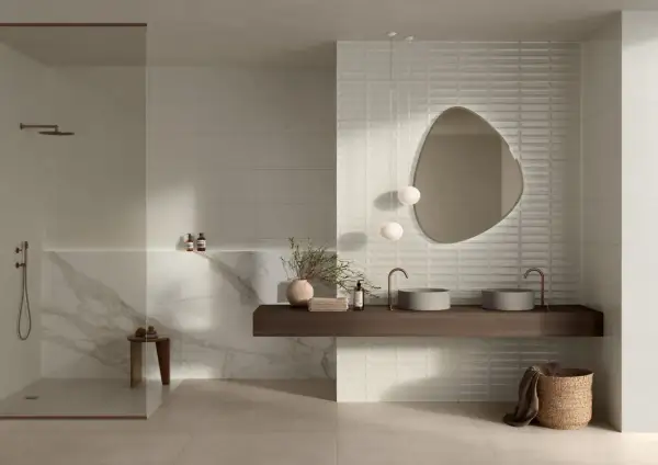 Bagno moderno con doccia, doppio lavabo e specchio asimmetrico. Ottimi esempi di disposizione piastrelle bagno con finiture in marmo e texture 3D.