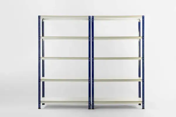 Dos estanterías caseras de metal azul con baldas blancas, perfectas para organizar tu garaje o trastero.