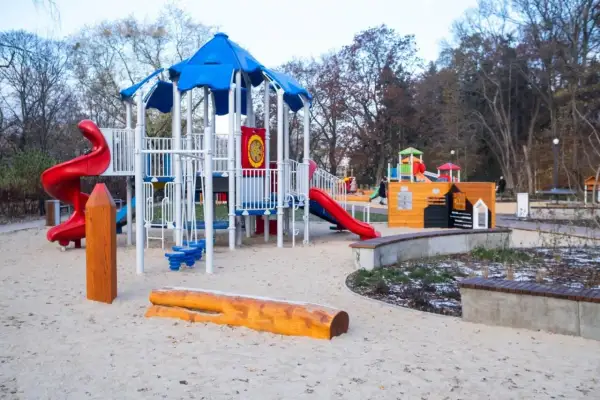 Twój plac zabaw jest niebezpieczny? Działaj! Poradnik zgłaszania