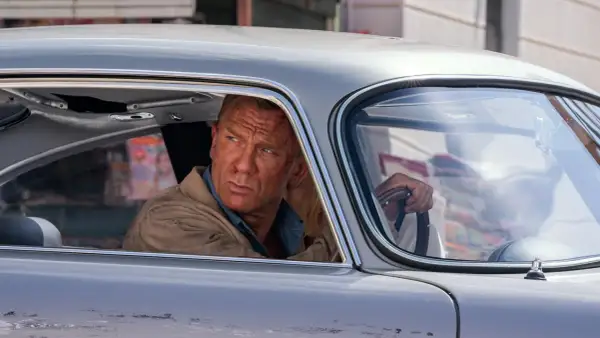 Daniel Craig som James Bond i en klassisk bil, redo för nya äventyr i filmer med James Bond.