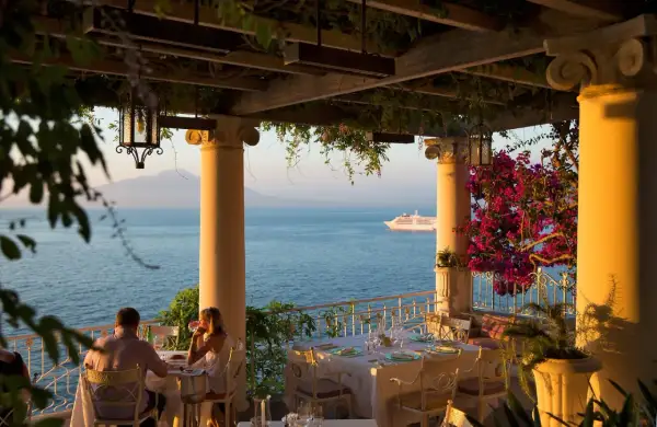 Coppia cena romantica in uno dei migliori ristoranti di Sorrento, con vista sul mare e Vesuvio.