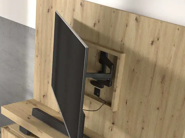 Detalle de la trasera mueble de madera con un soporte de TV articulado y un televisor negro.