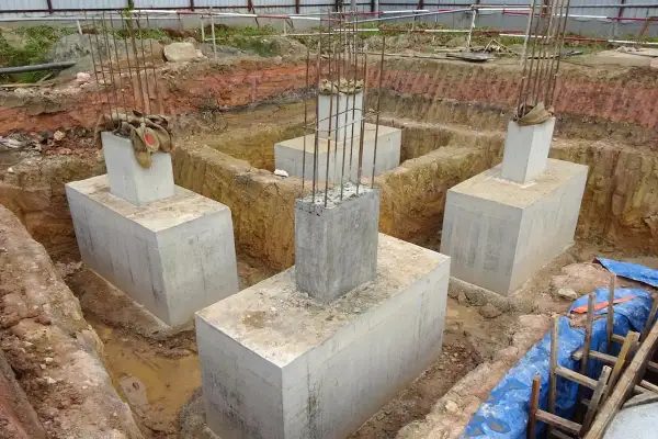 Scavi per il consolidamento terreno di fondazione con pilastri in cemento armato pronti per la costruzione.
