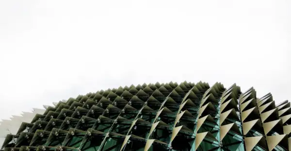 Edificio con facciata a squame triangolari, che ricorda i materiali a cambiamento di fase per la sua struttura dinamica e adattiva.