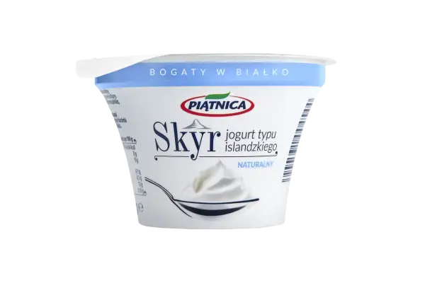 Pojemnik jogurtu typu islandzkiego, czyli skyr, marki Piątnica. Jest bogaty w białko i naturalny.