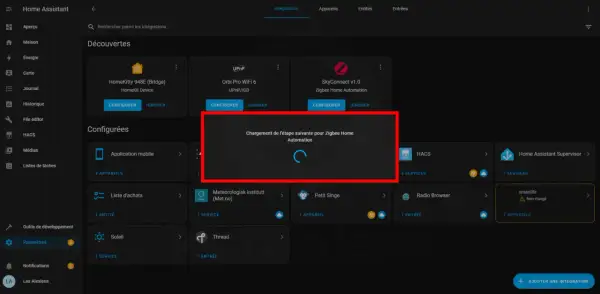 Chargement de l'étape suivante pour Zigbee Home Automation. L'interface Home Assistant montre la configuration d'une intégration Zigbee.