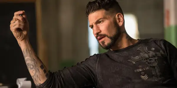 Jon Bernthal z tatuażami na ramieniu i szyi, w koszulce z czaszką. Wiele jego filmów i seriali to mocne role.