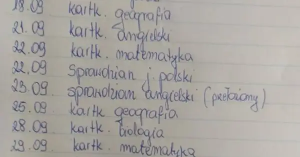 Zapisane odręcznie daty i przedmioty na kartce w kratkę: kartkówki i sprawdziany.