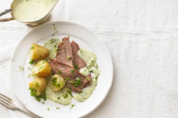 Zartes Tafelspitz-Rezept mit Salzkartoffeln und Kräutersauce.