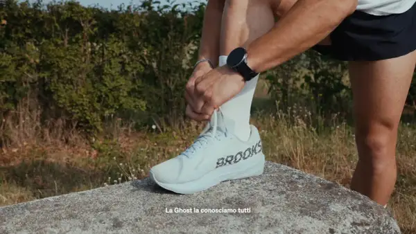 Atleta allaccia le scarpe da running Brooks Ghost, pronte per una nuova avventura. Scopri come lavare le scarpe da running per mantenerle al meglio.