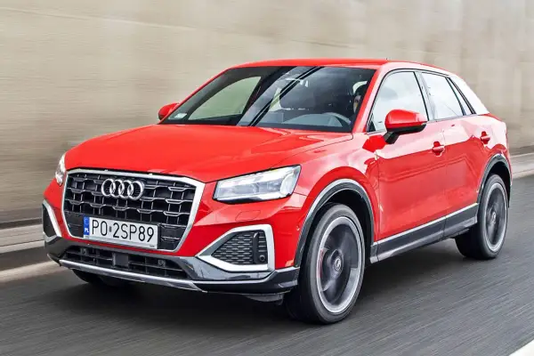 Czerwone Audi Q2 w ruchu drogowym. Sprawdź aktualną audi q2 cena i ofertę.