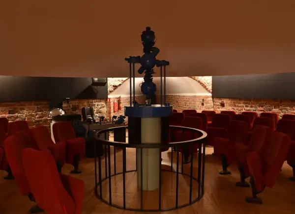 Planetarium we Fromborku – idealne miejsce na atrakcje dla dzieci. Czerwone fotele czekają na małych odkrywców kosmosu.