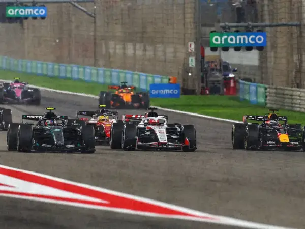 Coches de Fórmula 1 compiten en una carrera nocturna, anticipando el calendario F1 2026.