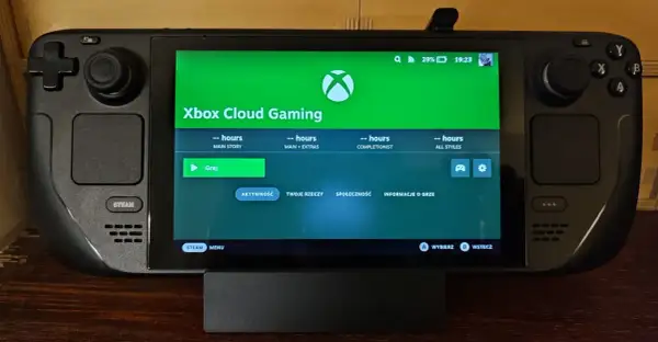 Steam Deck z uruchomioną aplikacją Xbox Cloud Gaming. Możliwość grania w gry z chmury na przenośnym urządzeniu.