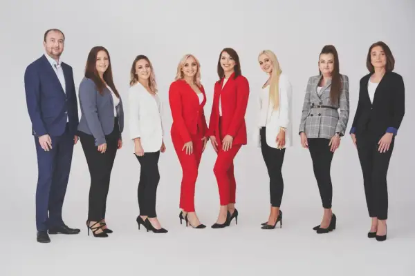 Eleganckie stylizacje do sesji zdjęciowej w studio: garnitury, marynarki i spodnie. Inspiracja, jak się ubrać na sesję zdjęciową w studio.