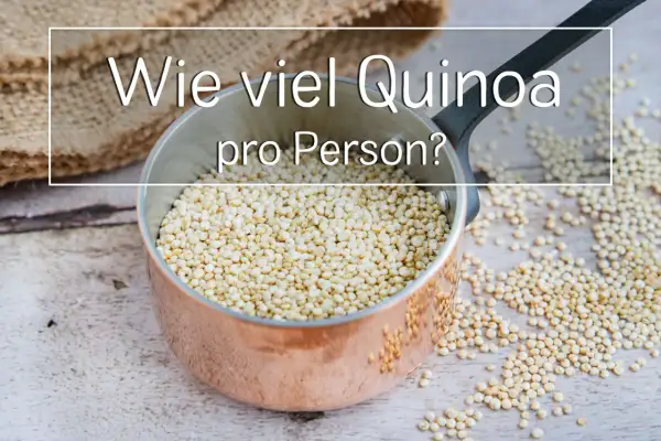 Ein Kupfertopf voller Quinoa, daneben verstreute Körner. Die Frage "Wie viel Quinoa pro Person?" ist im Bild zu sehen.