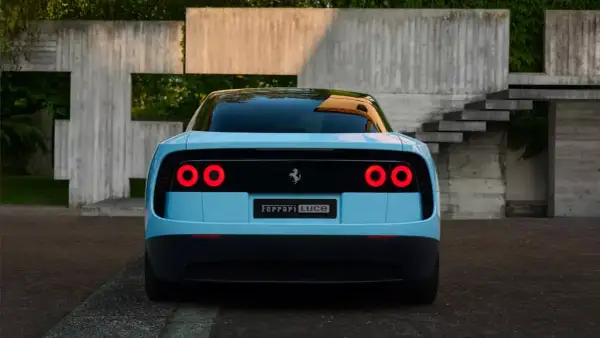 Niebieskie, elektryczne Ferrari Luce z okrągłymi światłami z tyłu, zaparkowane przed nowoczesną betonową architekturą.