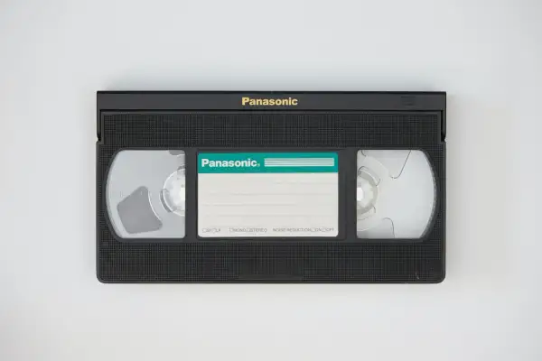 Taśma VHS Panasonic. Chcesz wiedzieć, jak zgrać VHS na komputer? Ten nośnik to klucz do archiwizacji wspomnień.