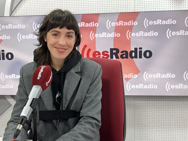 Silma López sonríe ante el micrófono de esRadio, lista para compartir sus historias.