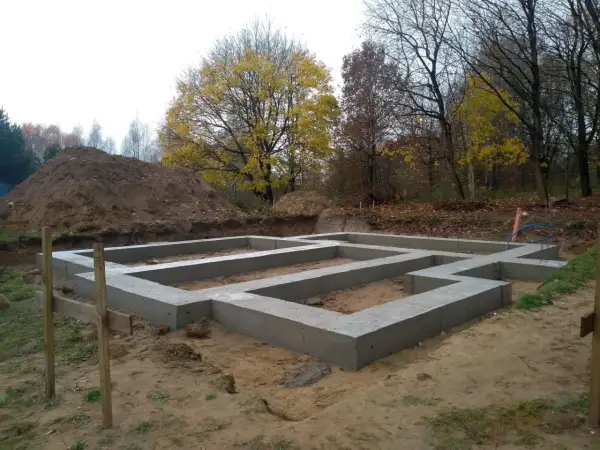 Nowy fundament czeka na dalsze prace. Widać, ile fundament musi odstać, zanim będzie można kontynuować budowę.