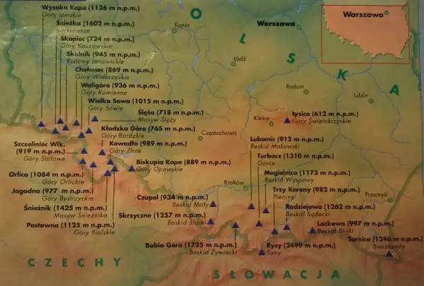 Mapa przedstawia plan Korony Gór Polskich z zaznaczonymi szczytami i ich wysokościami.