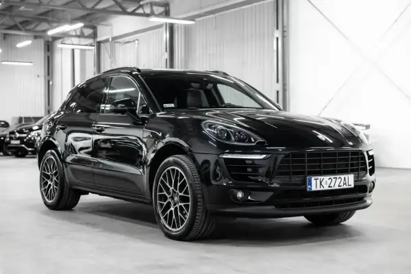 Czarny Porsche Macan lśni w garażu. Sprawdź atrakcyjną porsche macan cena i znajdź swój wymarzony SUV.