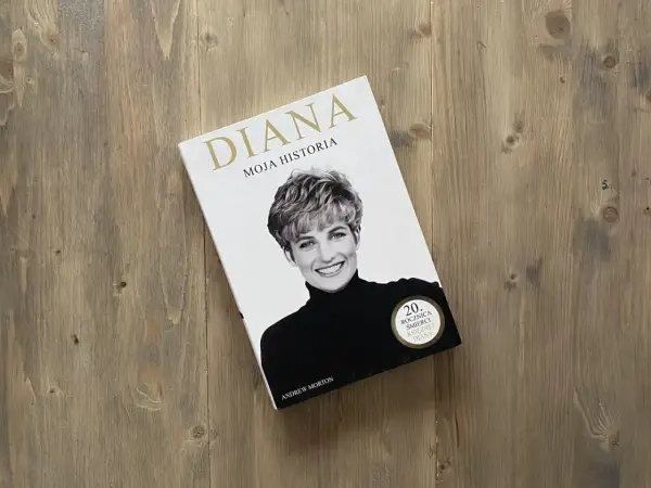 Okładka książki "Diana. Moja historia" z portretem księżnej Diany na drewnianym tle.