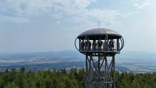 Wieża widokowa na jagodna najkrótszy szlak. Ludzie podziwiają panoramę z góry.