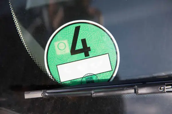 Vignette pour rouler en Allemagne, une pastille verte "Umwelt Zone" avec le chiffre 4, indiquant la catégorie environnementale du véhicule.