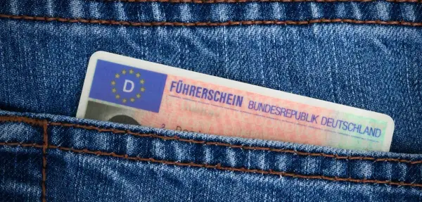 Deutscher Führerschein in Jeans-Tasche. Wer ohne Brille fährt, riskiert eine Strafe.