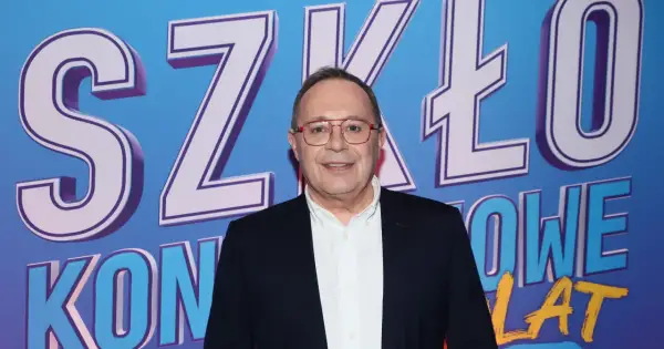 Uśmiechnięty mężczyzna w okularach na tle napisu "SZKŁO KONTAKTOWE OBSADA".