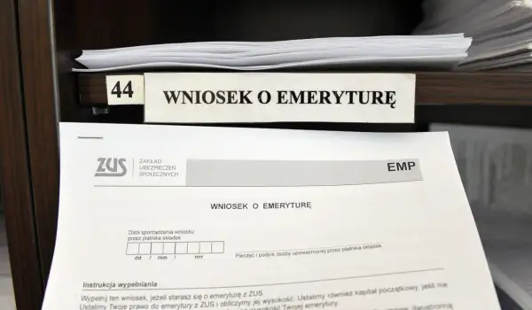 Wniosek o emeryturę z ZUS. Dokument "Wniosek o emeryturę" czeka na wypełnienie, by ustalić prawo i wysokość świadczenia.