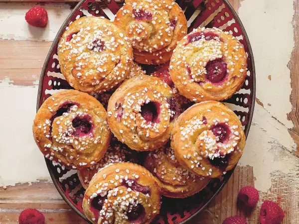 Snabba bullar med bakpulver, fyllda med hallon och toppade med pärlsocker. Perfekta för fika!