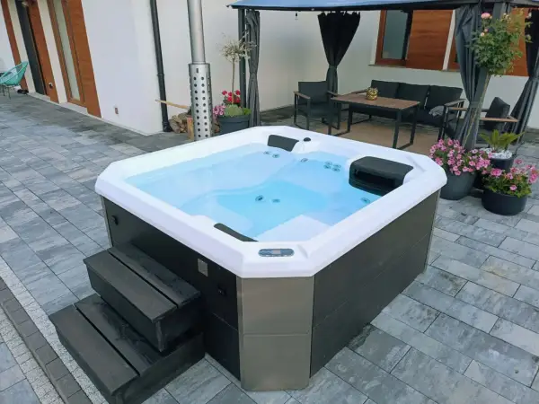 Relaks w jacuzzi to świetny sposób na odprężenie. Ile razy w tygodniu można korzystać z jacuzzi? Codziennie, jeśli masz ochotę!