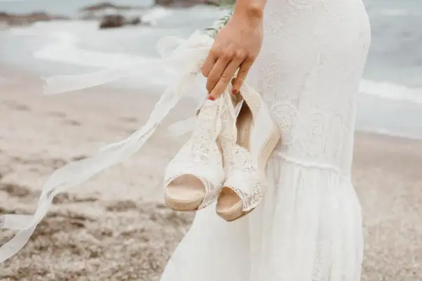 Buty na lipcowe wesele: Jak połączyć styl, komfort i upał?