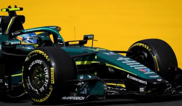 Coche de Fernando Alonso en Aston Martin, con detalles en verde y amarillo. Noticias de Fernando Alonso en la Fórmula 1.