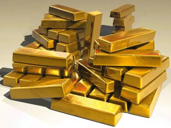 Montón de lingotes de oro brillante. ¿Qué es más caro el oro o el platino? El oro es un metal precioso.